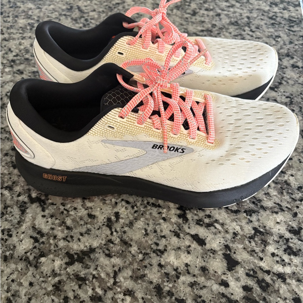 Brooks Women's Running Shoes - White and Pink